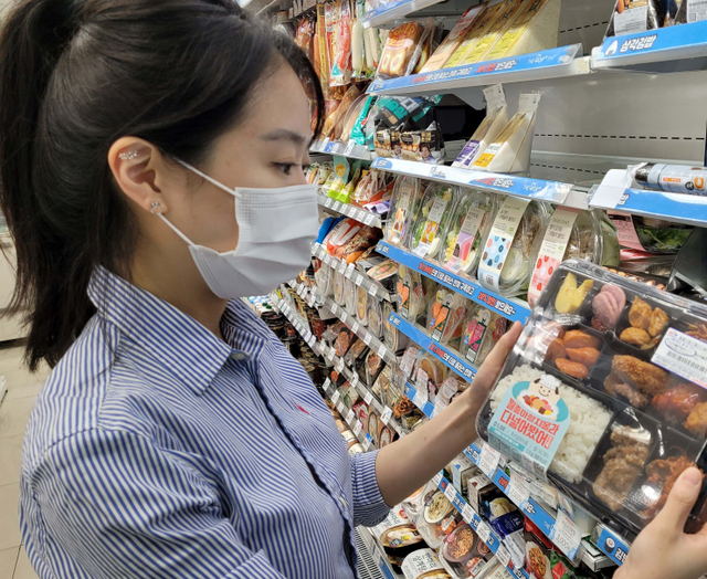 고객이 GS25에서 ‘뭘좋아할지몰라서다넣어봤어’ 도시락을 살펴보고 있다. (제공: GS리테일)