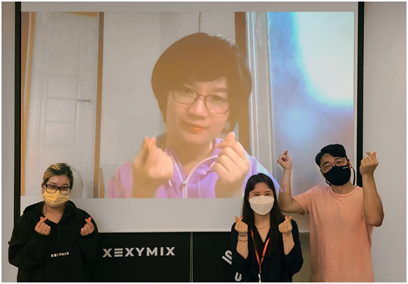 브이드림 ‘우수드리머’로 선정된 정애리 프로가 재택근무 중에 사우들과 함께 기념 촬영을 하고 있다. (왼쪽부터)황혜영 CS응대1팀 팀장, 정애리 프로, 성봉선 인사총무팀 프로, 남기운 인사총무팀장. (제공: 브랜드엑스코퍼레이션)