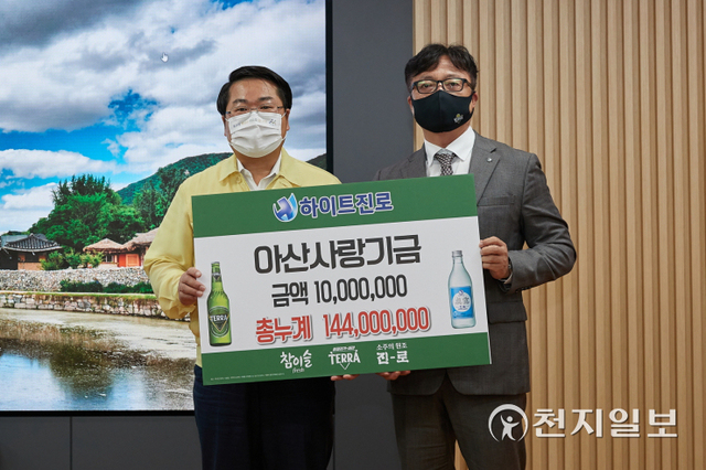 하이트진로㈜ 김선일 천안지점장(오른쪽)이 6일 충남 아산시 오세현 시장에게 한부모 가족 지원을 위한 성금 1000만원을 전달하고 있다. (제공: 아산시) ⓒ천지일보 2021.10.7