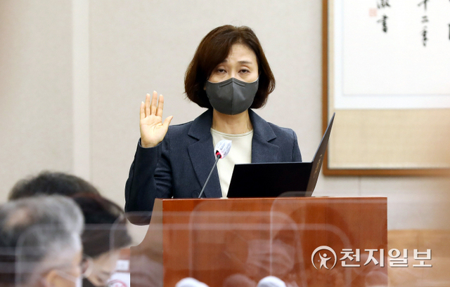 [천지일보=박준성 기자] 7일 서울 여의도 국회에서 열린 법제사법위원회의 감사원 등에 대한 국정감사에서 증인으로 출석한 강민아 감사원장 권한대행이 선서를 하고 있다. (제공: 국회) ⓒ천지일보 2021.10.7