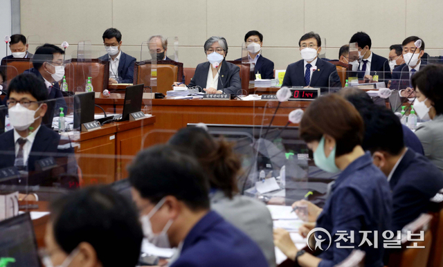 [천지일보=박준성 기자] 정은경 질병관리청장이 7일 서울 여의도 국회에서 열린 보건복지위 국정감사에서 의원들의 질의에 답하고 있다. (제공: 국회) ⓒ천지일보 2021.10.7
