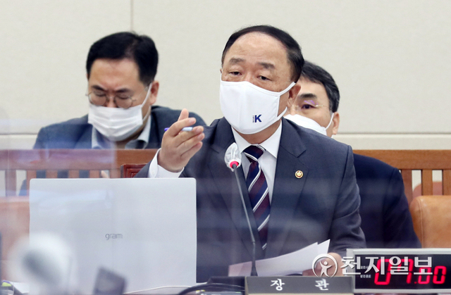 [천지일보=박준성 기자] 홍남기 부총리 겸 기획재정부 장관이 6일 서울 여의도 국회에서 열린 기획재정위원회의 기획재정부(조세정책)에 대한 국정감사에서 의원들의 질의에 답하고 있다. (제공: 국회) ⓒ천지일보 2021.10.6