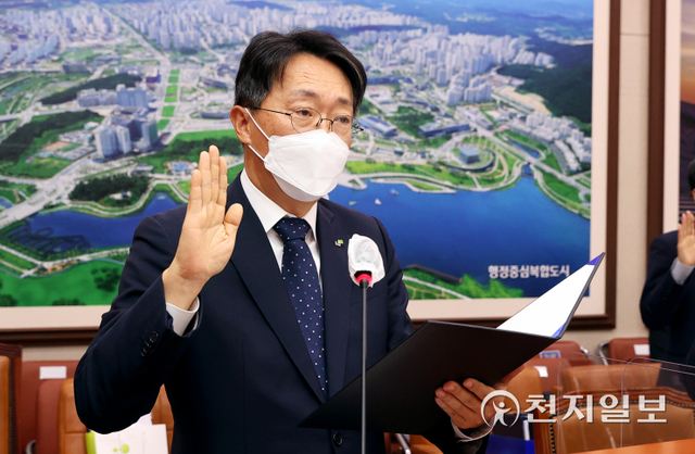[천지일보=박준성 기자] 김현준 한국토지주택공사(LH) 사장이 7일 서울 여의도 국회에서 열린 국토교통부위원회의 국토지주택공사(LH), 국토안전관리원, 주택관리공단, 건설기술교육원 등에 대한 국정감사에서 선서하고 있다. (제공: 국회) ⓒ천지일보 2021.10.7