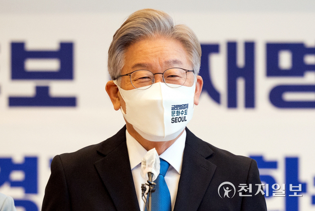 [천지일보=박준성 기자] 더불어민주당 대선 예비후보인 이재명 경기지사가 4일 서울 중구 커뮤니티하우스 마실에서 기자간담회를 열고 ‘서울지역 공약 발표’를 하고 있다. (제공: 이재명 캠프) ⓒ천지일보 2021.10.4