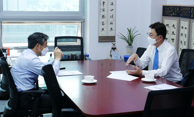 김철우 보성군수(오른쪽)가 지역구 국회의원인 김승남 의원을 만나 신규사업에 대해 논의하고 있다. (제공: 보성군) ⓒ천지일보 2021.3.25