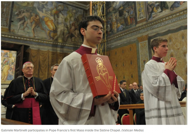 2013년 3월 14일 가브리엘 마르티넬리가 시스티나 성당에서 당시 새로 선출된 프란치스코 교황의 첫 미사를 집전하고 있다. (출처: 바티칸 미디어, WP 캡처)