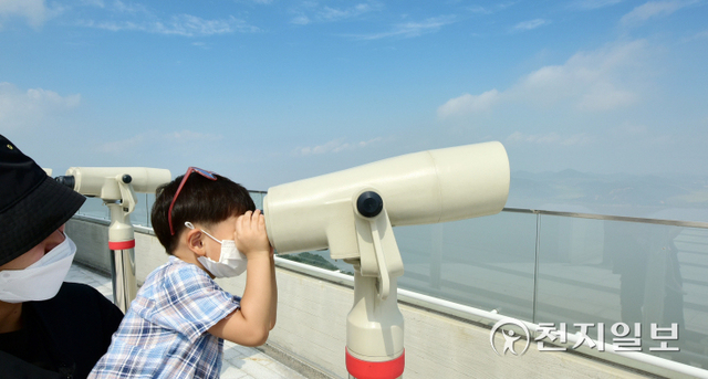 북한 개풍군 일대를 볼 수 있는 최단거리 애기봉평화생태공원 조강전망대 루프탑 154에서 한 어린이가 망원경을 통해 북녘 땅을 살펴보고 있다. (제공: 김포시청) ⓒ천지일보 2021.10.8
