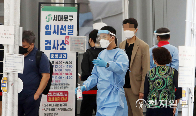 [천지일보=남승우 기자] 신종 코로나바이러스 감염증(코로나19) 신규 확진자가 2427명으로 집계된 7일 오전 서울 서대문구 신촌기차역 공영주차장 임시선별검사소에서 관계자가 시민들에게 코로나19 검사를 안내하고 있다. ⓒ천지일보 2021.10.7