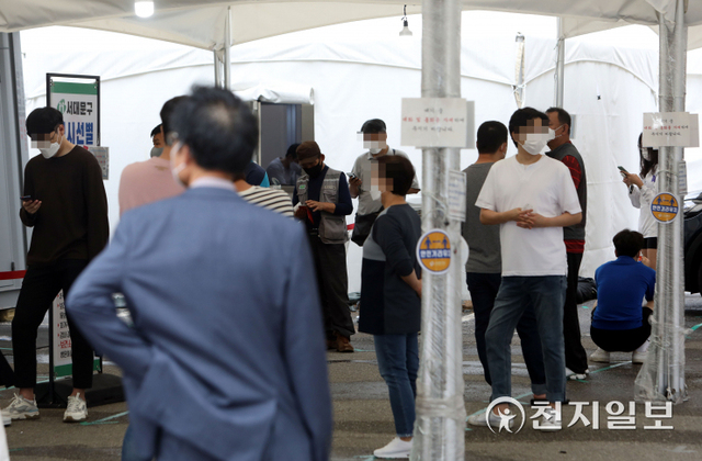 [천지일보=남승우 기자] 신종 코로나바이러스 감염증(코로나19) 신규 확진자가 2427명으로 집계된 7일 오전 서울 서대문구 신촌기차역 공영주차장 임시선별검사소에서 시민들이 코로나19 검사를 받기 위해 줄을 서서 기다리고 있다. ⓒ천지일보 2021.10.7