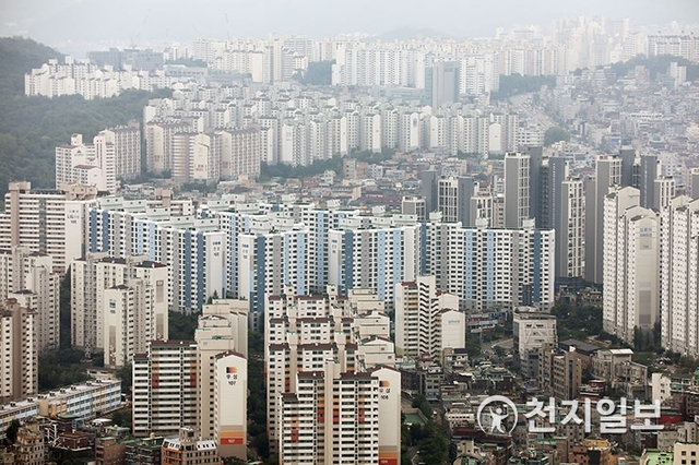 [천지일보=남승우 기자] 정부가 치솟는 집값을 잡기 위해 전세자금대출 보증을 받을 시 고소득·다주택자를 대상으로 소득에 제한을 두기로 했다. 전세대출을 통한 부동산 투기 수요를 억제하기 위해 이르면 9월 말부터 늦으면 10월 초부터 부부가 연간 7000만 원 이상을 버는 가구와 2주택 이상을 보유한 다주택자에 대한 전세대출 자격 제한을 강화한다. 무주택자의 경우엔 소득수준과 관계없이 전세대출 보증을 받을 수 있다. 사진은 30일 오후 서울 여의도 63스퀘어에서 바라본 한 아파트 단지의 모습. ⓒ천지일보 2018.8.30