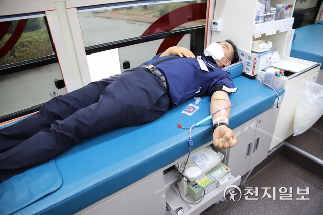 천안교도소 직원들이 8일 혈액수급 위기 극복을 위한 ‘사랑의 헌혈’에 동참하고 있다. (제공: 천안교도소) ⓒ천지일보 2021.10.8