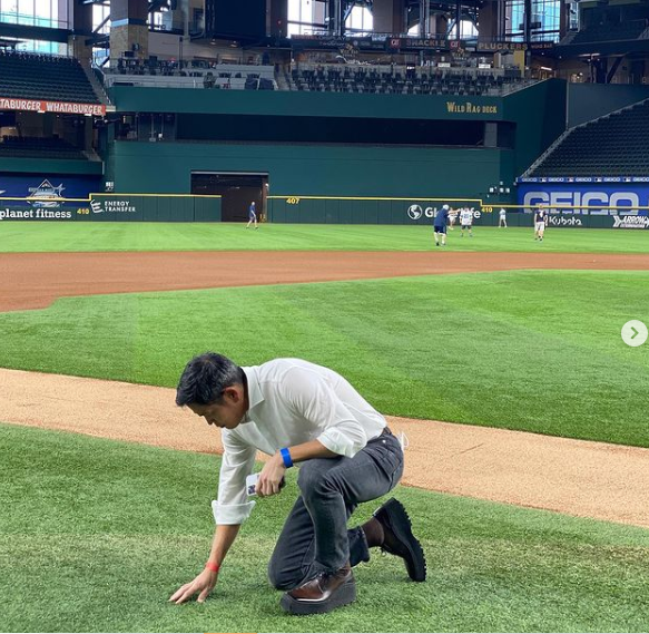 MLB 구장 둘러보는 정용진 SSG 랜더스 구단주. (출처: 정용진 부회장 인스타그램 화면 켑처) ⓒ천지일보 2021.10.8