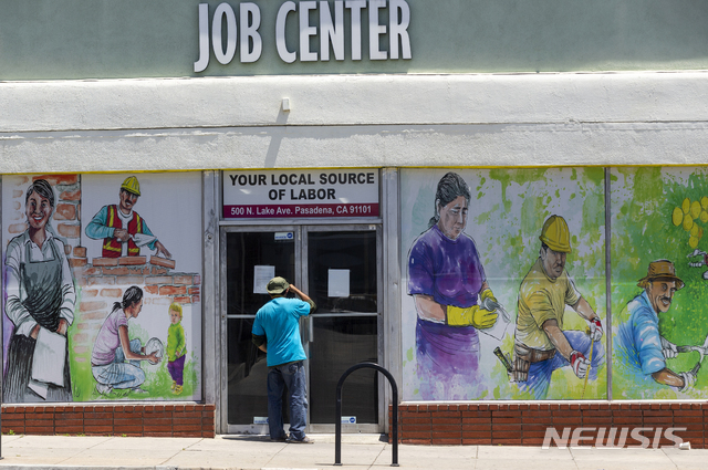 지난해 5월 캘리포니아 패서디나의 한 구직 상담소를 들여다보는 남성의 모습. (출처: 뉴시스)