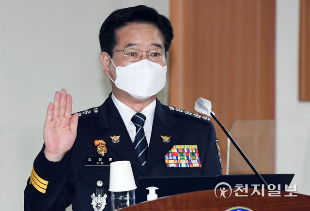 [천지일보=박준성 기자] 김창룡 경찰청장이 5일 서울 서대문구 경찰청에서 열린 국회 행정안전위원회의 경찰청에 대한 국정감사에서 선서하고 있다. (제공: 국회) ⓒ천지일보 2021.10.5
