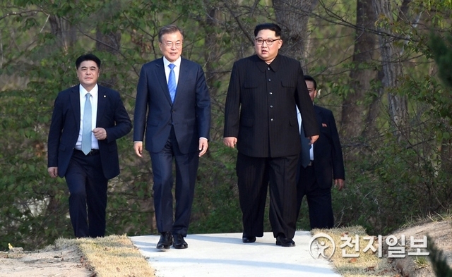 [천지일보=강은영 기자] 문재인 대통령과 김정은 국무위원장이 27일 오후 판문점 도보다리 산책 회담을 마친 후 돌아오고 있다. (한국공동사진기자단) ⓒ천지일보 2018.4.27