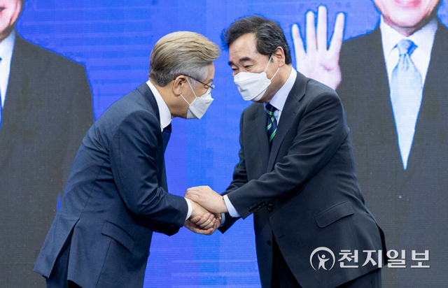 [천지일보=박준성 기자] 더불어민주당 이재명, 이낙연 대선 경선 후보가 2일 오후 부산 동구 부산항컨벤션센터에서 열린 ‘부산·울산·경남 합동연설회’에서 인사를 나누고 있다. (제공: 이재명 캠프)