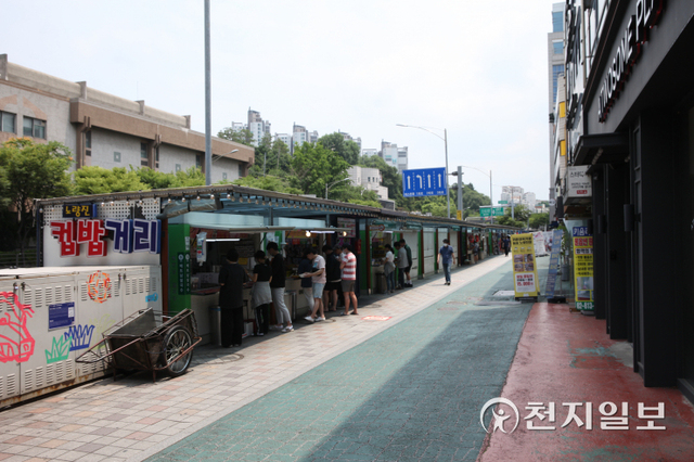 [천지일보=원민음 기자] 고시생들이 9일 노량진 컵밥거리에서 식사를 하고 있다. ⓒ천지일보 2021.10.9