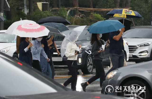 [천지일보=남승우 기자] 비가 내린 8일 오후 서울 종로구 광화문 네거리에서 시민들이 우산을 쓴 채 발걸음을 옮기고 있다. ⓒ천지일보 2021.10.8