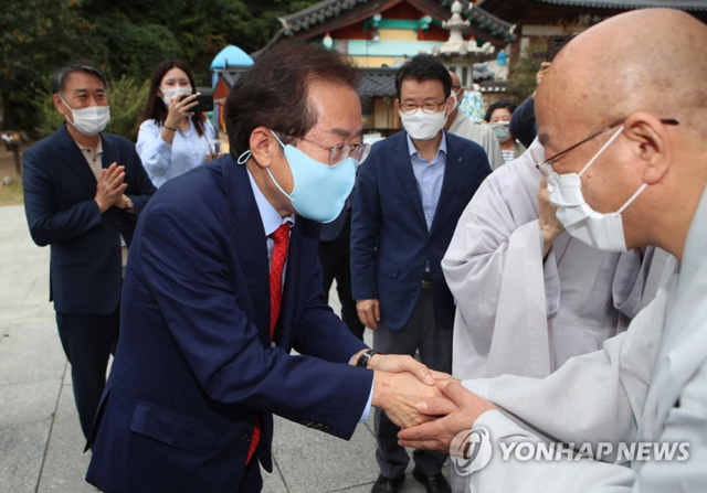 국민의힘 대권주자인 홍준표 의원이 9일 대구 팔공산 동화사를 찾아 관계자들과 인사하고 있다. (출처: 연합뉴스)
