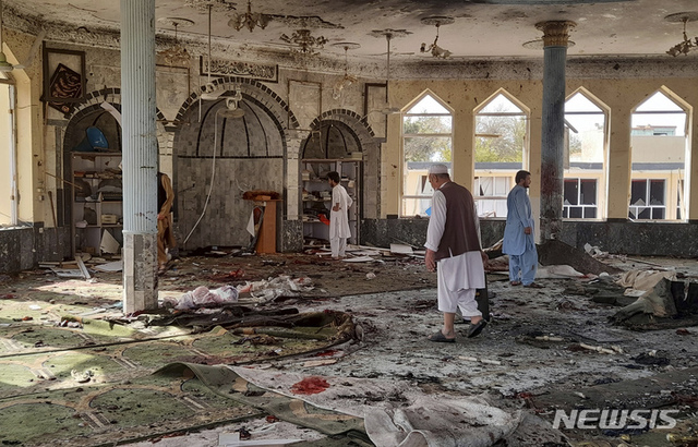 8일 아프간 쿤두즈주 모스크 폭탄공격 현장. (출처: 뉴시스)
