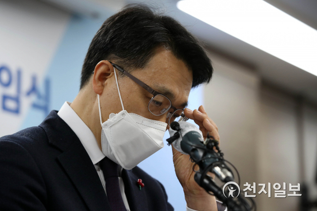 [천지일보=남승우 기자] 김진욱 초대 고위공직자범죄수사처장이 21일 오후 정부과천청사에서 열린 취임식에서 취임사를 하던 중 안경을 만지고 있다. ⓒ천지일보 2021.1.21