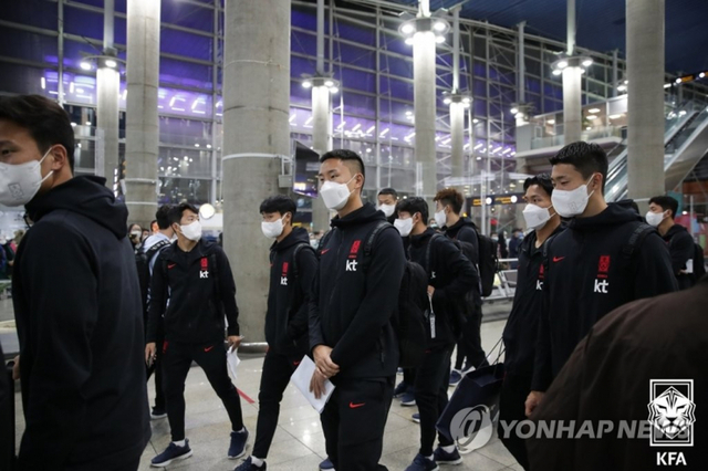 (서울=연합뉴스) 9일(현지시간) 오후 이란 테헤란의 이맘 호메이니 국제공항에 도착한 한국 축구 대표팀이 이동하고 있다.