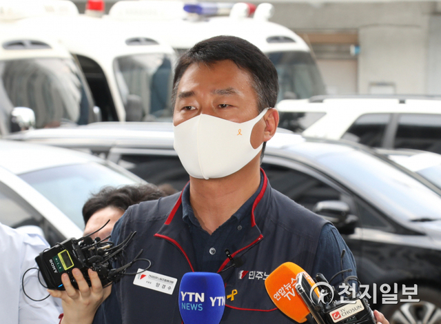 [천지일보=남승우 기자] 양경수 민주노동조합총연맹(민주노총) 위원장이 4일 오후 7.3노동자대회와 관련해 소환 조사를 받기 위해 서울 종로경찰서에 출석하며 입장을 밝히고 있다.앞서 민주노총은 지난달 3일 경찰과 서울시의 집회 금지 통보에도 불구하고 주최 측 추산 8000여 명이 모인 가운데 서울 종로구 일대에서 기습 집회를 열었다. ⓒ천지일보 2021.8.4