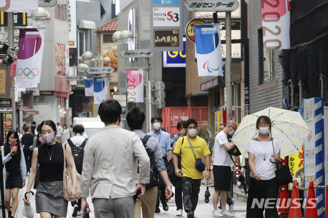 17일 일본 도쿄의 한 거리에서 코로나19 감염 예방을 위해 마스크를 쓴 시민들이 걸어가고 있다. (출처: 뉴시스)