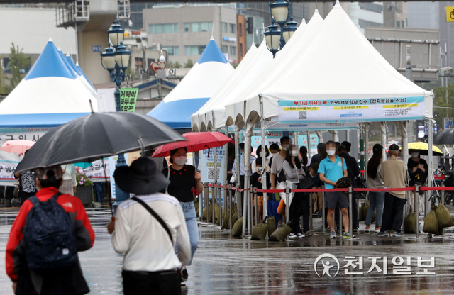 [천지일보=남승우 기자] 비가 내린 10일 오후 서울역 광장 임시 선별검사소에서 시민들이 코로나19 검사를 받기 위해 줄을 서서 기다리고 있다. 방역당국에 따르면 이날 0시 기준 신종 코로나바이러스 감염증(코로나19) 신규 확진자는 1594명으로 집계됐다. ⓒ천지일보 2021.10.10