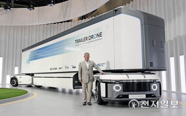 정의선 현대자동차그룹 회장과 트레일러 드론 ‘e-Bogie(이-보기)’. (제공: 현대자동차) ⓒ천지일보 2021.10.11