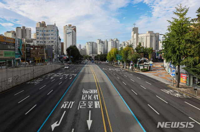 연휴 마지막날, 한산한 도심[서울=뉴시스] 한글날 연휴 마지막날인 11일 서울 시내 거리가 한산한 모습을 보이고 있다.