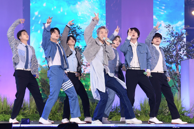 지난 2일 '2021 더팩트 뮤직 어워즈(TMA)'에서 참석한 방탄소년단(BTS) (출처:뉴시스)