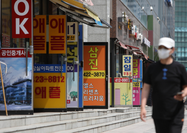 [천지일보=남승우 기자] 남성이 서울 강남의 부동산 공인중개사무소 앞을 지나가고 있다. ⓒ천지일보DB