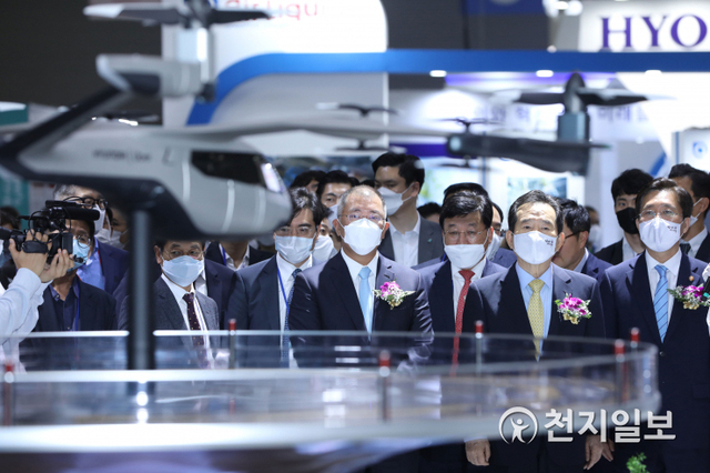 [천지일보 고양=남승우 기자] 정세균 국무총리, 성윤모 산업통상자원부 장관, 정의선 현대자동차 수석부회장 등이 1일 오후 경기 고양시 킨텍스에서 열린 ‘2020 수소모빌리티+쇼’ 개막식에 참석해 현대자동차 부스에서 도심 항공 모빌리티(UAM)시스템을 살펴보고 있다. ⓒ천지일보 2020.7.1