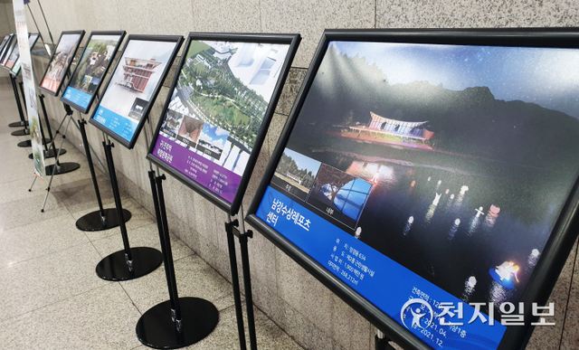 [천지일보 진주=최혜인 기자] 진주시청 1층 민원실 입구 로비에서 진주 미래 공공건축물 조감도 전시회가 열리고 있다. ⓒ천지일보 2021.10.12