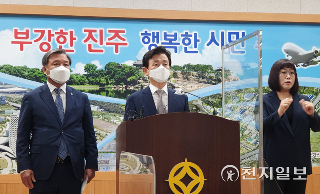 [천지일보 진주=최혜인 기자] 조규일 진주시장(가운데)이 12일 오후 시청에서 기자회견을 열고 LH 개편안에 대해 입장을 발표하고 있다. ⓒ천지일보 2021.10.12