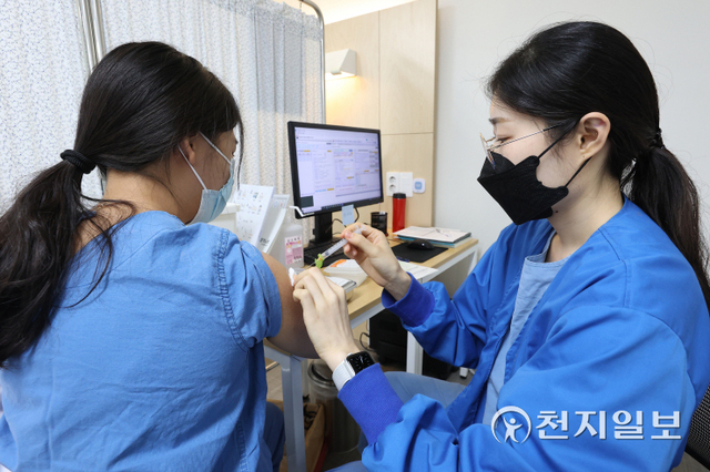 [천지일보=남승우 기자] 기본 접종 후 6개월이 지난 코로나19 치료병원 종사자를 대상으로 추가접종(부스터샷)이 시작된 12일 오후 서울 중구 국립중앙의료원 중앙예방접종센터에서 치료병원 종사자들이 백신 접종을 받고 있다. ⓒ천지일보 2021.10.12