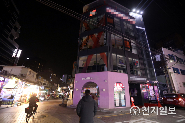 [천지일보=남승우 기자] 서울시의 사회적 거리두기 비상조치가 시행되는 5일 밤 서울 홍대거리에 위치한 프랜차이즈 커피전문점에 불이 꺼져 있다. ⓒ천지일보 2020.12.6