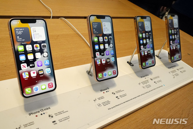 [뉴욕=AP/뉴시스] 애플 아이폰 13의 라인업이 뉴욕 첫 판매 날 전시돼있다. 2021.9.24.
