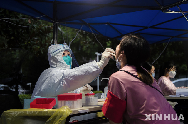 코로나19 발원지인 중국 후베이성 우한에서 재차 감염자가 발생하자 조기에 이를 차단하기 위해 1123만명 시민 모두에 대한 전수검사를  실시했다. (출처: 뉴시스_