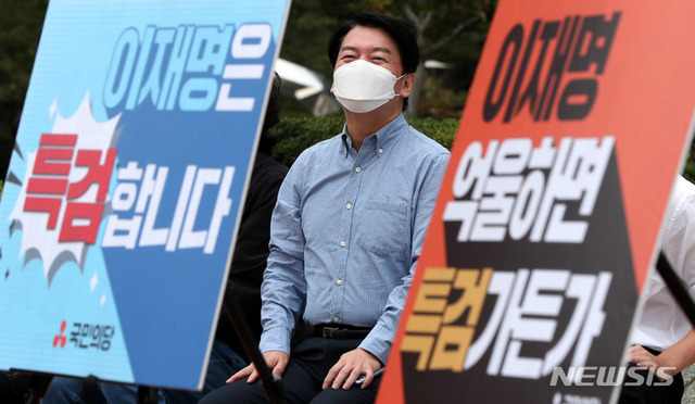 안철수 국민의당 대표가 12일 오전 서울 송파구 잠실역 인근에서 '화천대유 대장동게이트 특검 촉구' 청년 버스킹에 참석해 있다. (출처: 뉴시스)