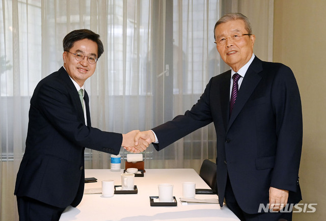 대선 출마를 선언한 김동연 전 경제부총리와 김종인 전 국민의힘 비상대책위원장이 12일 서울 중구 한 식당에서 조찬 회동에 앞서 악수하고 있다. (출처: 뉴시스)