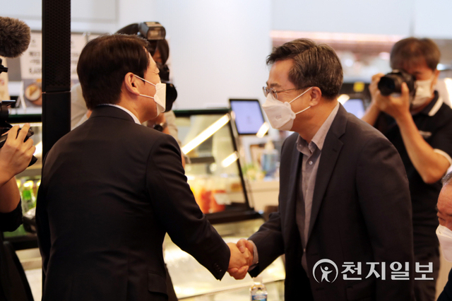 [천지일보=박준성 기자] 국민의당 안철수 대표와 대선 출마를 선언한 김동연 전 경제부총리가 13일 서울 여의도의 한 카페에서 열린 ‘극중의 길, 민주공화국의 앞날’ 강연회에 참석해 악수하고 있다. (제공: 김동연 캠프) ⓒ천지일보 2021.9.13