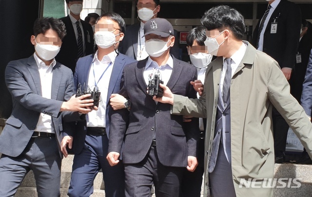 [의정부=뉴시스] 업무상 취득한 정보로 도시철도 역사 예정지 인근의 땅을 매입했다는 부동산 투기 의혹이 제기된 경기 포천시 공무원 A씨가 3월 29일 오전 11시 20분께 의정부지법에서 열린 구속 전 피의자심문(영장실질심사)를 마치고 법정 밖으로 나서고 있다. 2021.03.29.