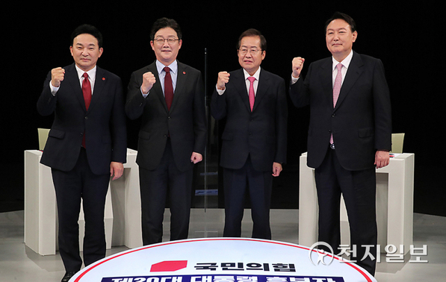 [천지일보=박준성 기자] 국민의힘 대선 경선 후보들이 13일 오후 KBS제주방송총국에서 진행되는 제주 합동토론회에 앞서 기념사진을 찍고 있다. (제공: 국민의힘) ⓒ천지일보 2021.10.13