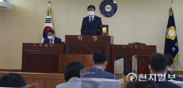 [천지일보 아산=박주환 기자] 아산시의회 황재만 의장이 13일 제233회 임시회 제1차 본회의를 주재하고 있다. ⓒ천지일보 2021.10.14