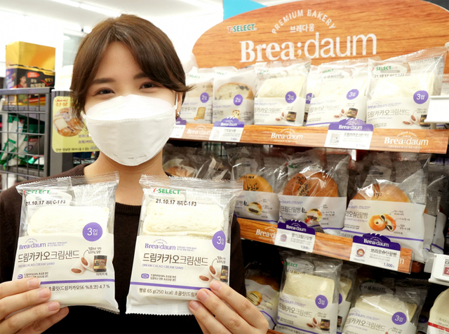 모델이 브레다움의 드림카카오크림샌드를 선보이고 있다. (제공: 세븐일레븐)