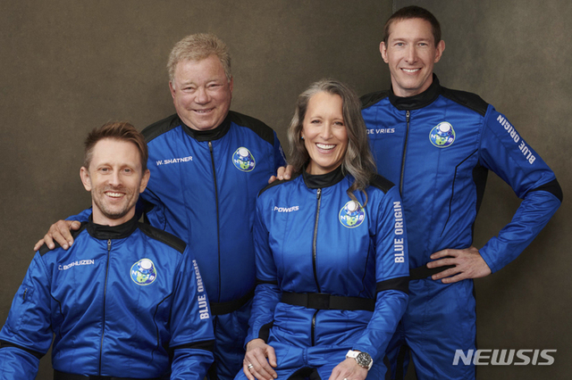 [텍사스=AP/뉴시스] 블루오리진의 두 번째 우주여행 승객 네 사람. 왼쪽부터 크리스 보슈이즌, 윌리엄 섀트너, 오드리 파워스, 글렌 더프리스. 이들의 이륙은 13일로 예정돼있다.