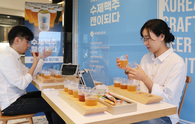 소비자 평가에 앞서 내부 관계자가 수제 맥주를 시음해보고 있다. (제공: 롯데칠성음료)