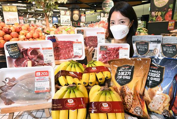 14일 모델이 서울 등촌동 홈플러스 강서점에서 ‘독점가격위크’ 행사 상품을 소개하고 있다. 홈플러스는 오는 20일까지 ‘독점가격위크’를 열고,  마이홈플러스 멤버십 회원을 대상으로 신선·가공식품 등을 최대 50% 할인가 선보인다. 이와 함께 상품권 증정, 스탬프 이벤트, 100원 쿠폰, 신규 가입 쿠폰 등 다양한 혜택을 담은 이벤트도 마련했다. (제공: 홈플러스) ⓒ천지일보 2021.10.14